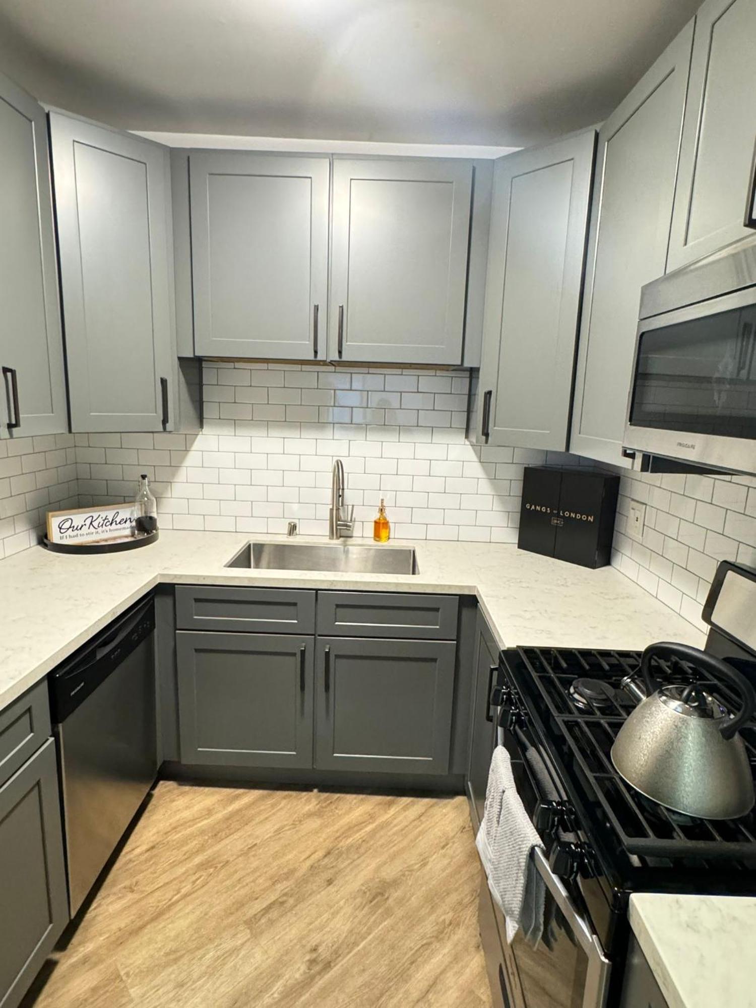 Incredible Two Bedroom Hollywood Free Parking *