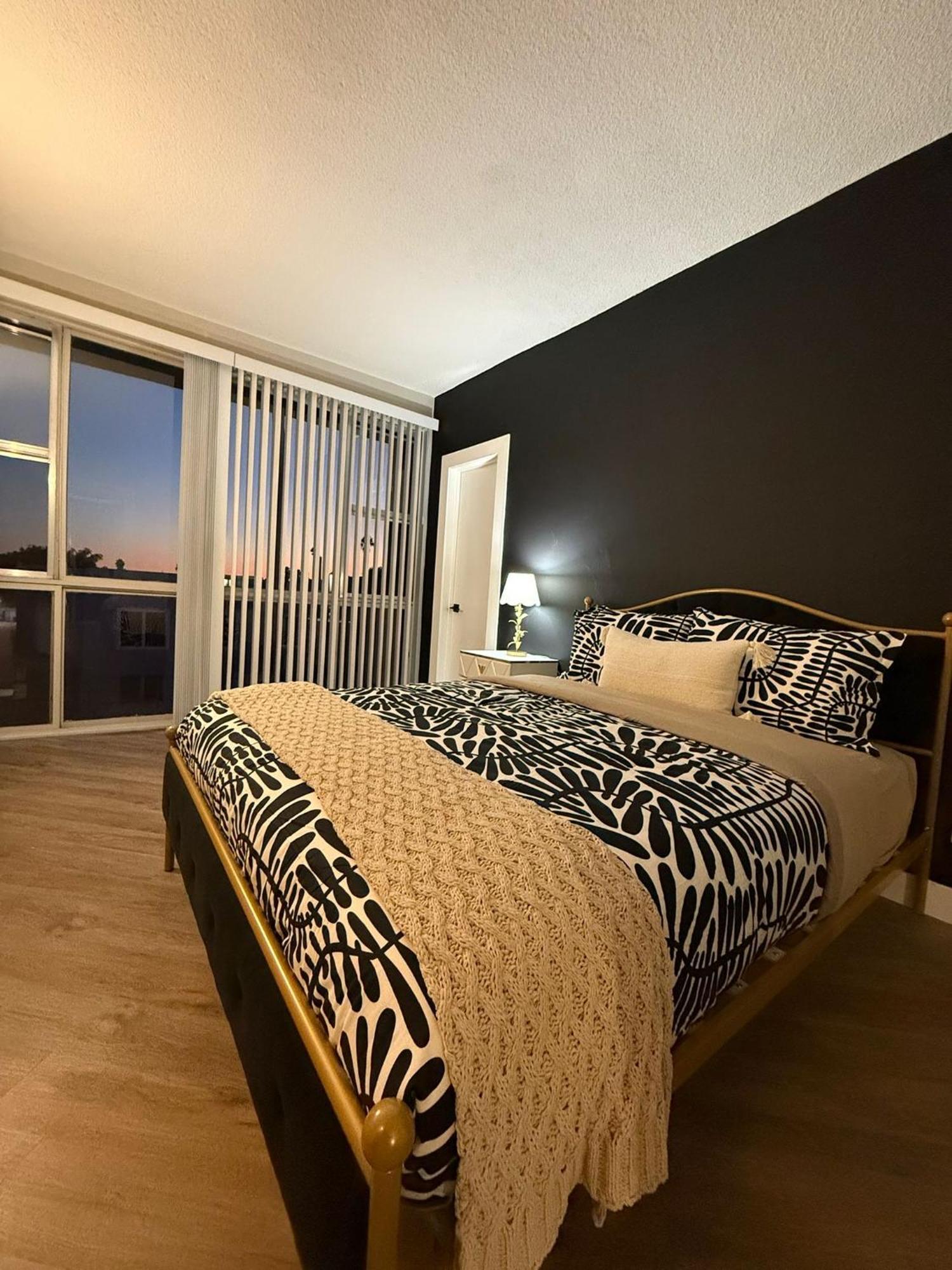 Incredible Two Bedroom Hollywood Free Parking *
