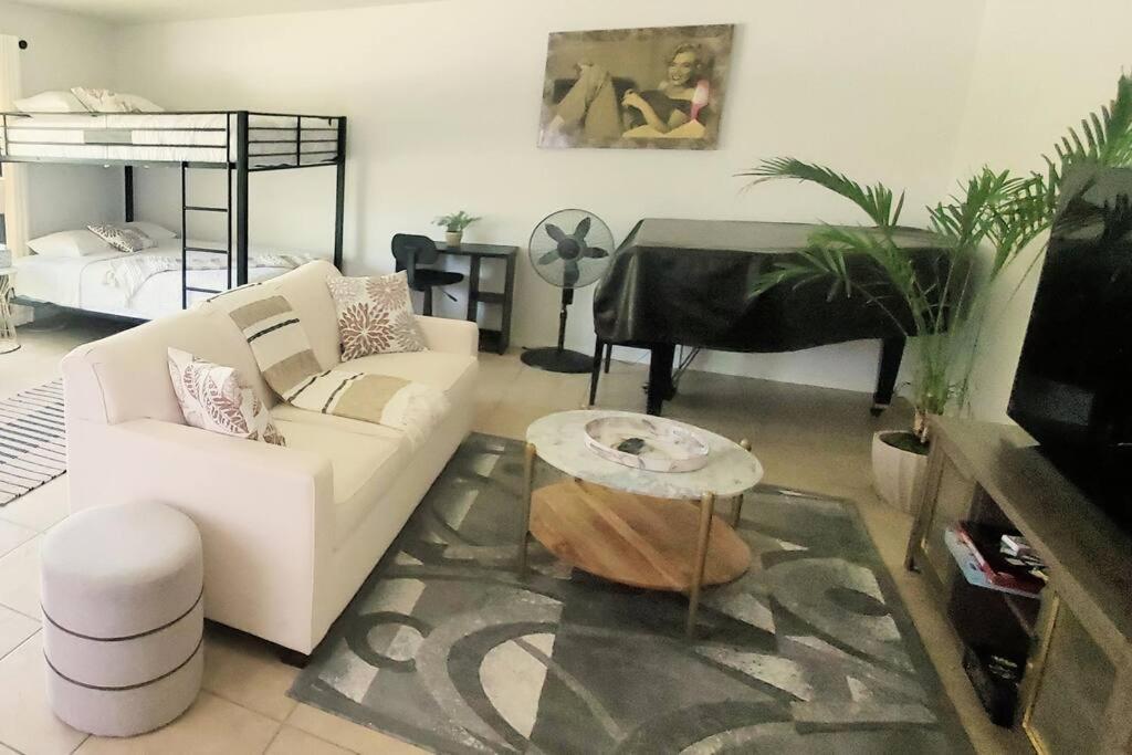 Stylish Ranch With Gorgeous Swimming Pool & Piano Los Angeles