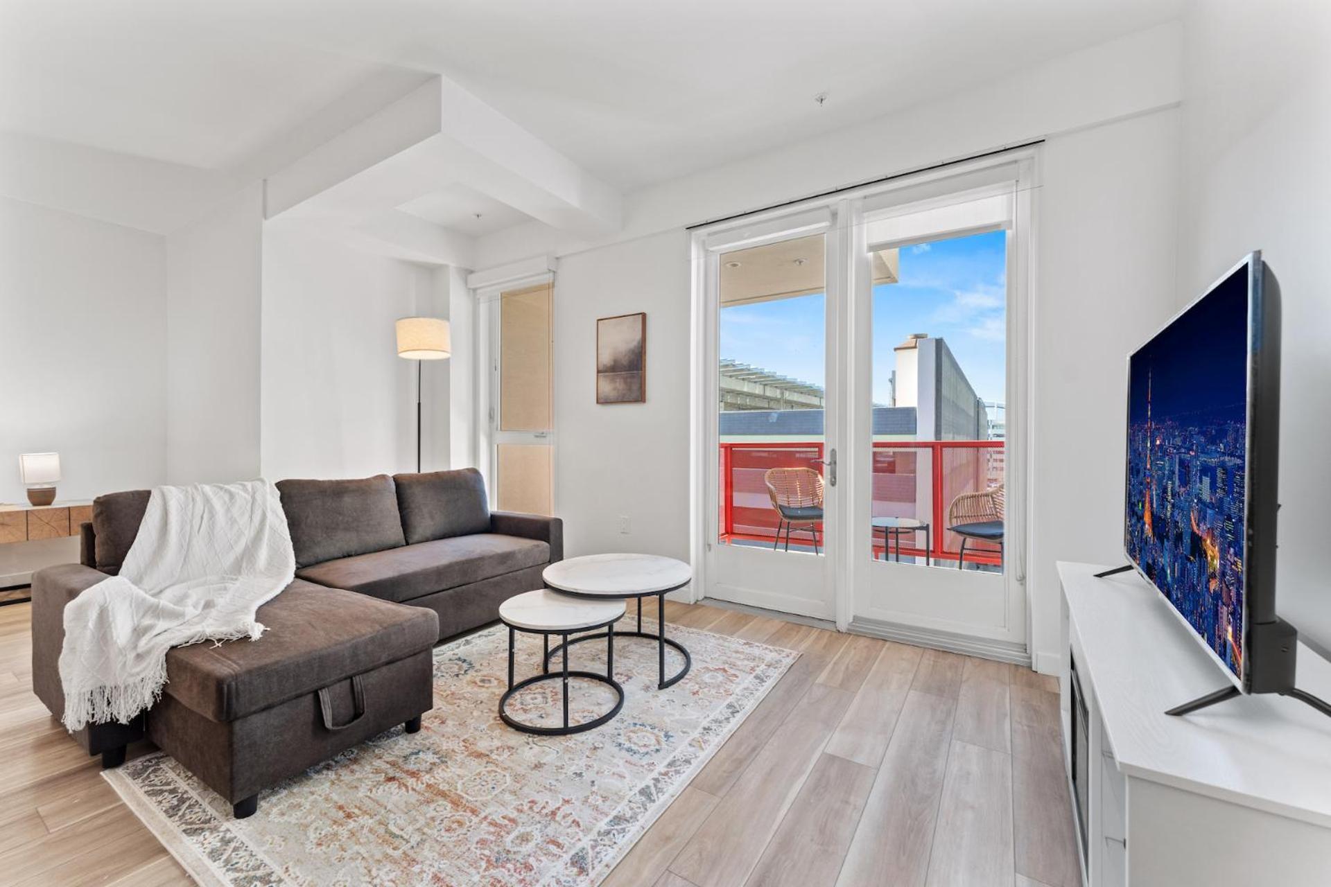 Stylish La Prime Location In Wilshire Blvd Apartment