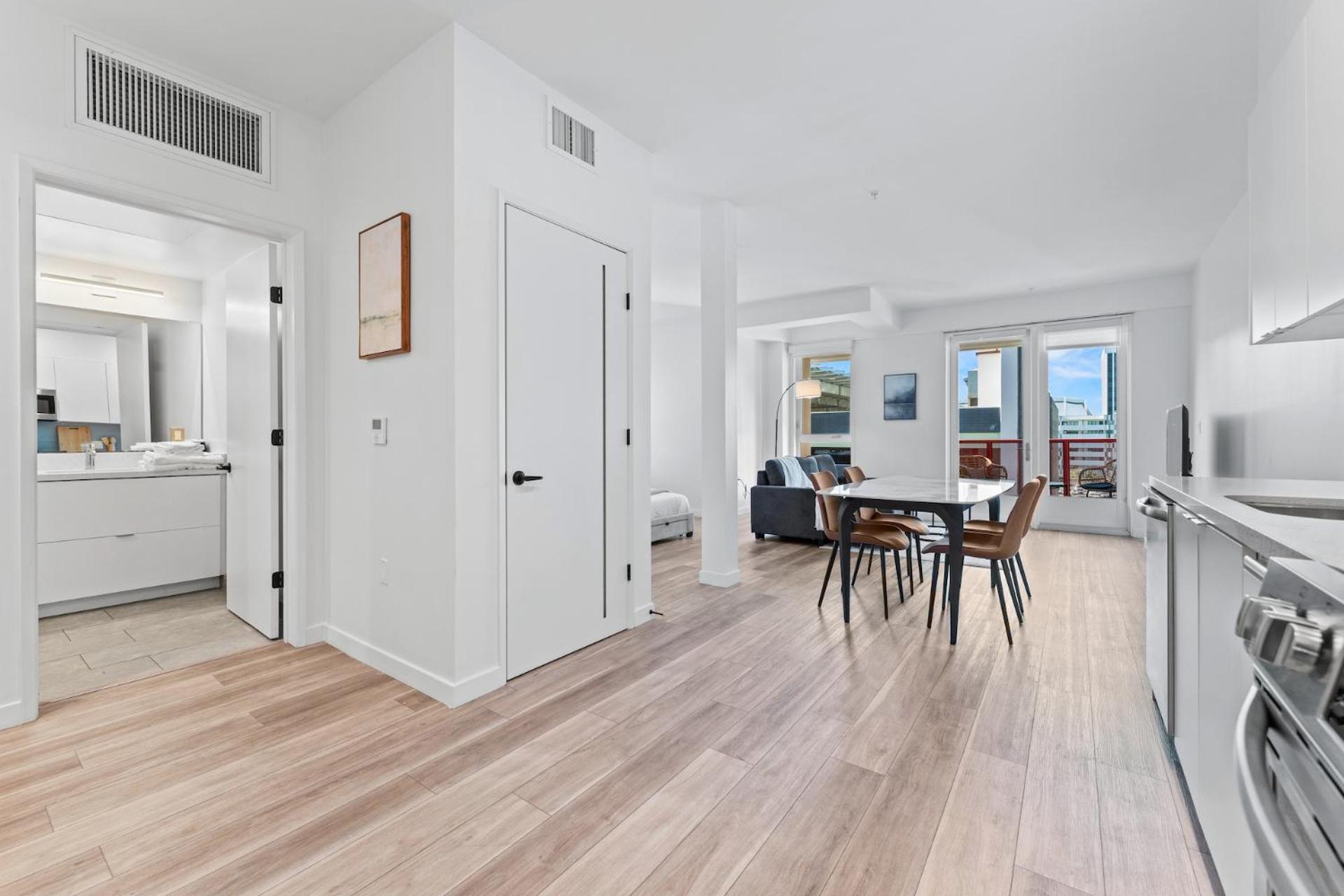 Stylish La Prime Location In Wilshire Blvd