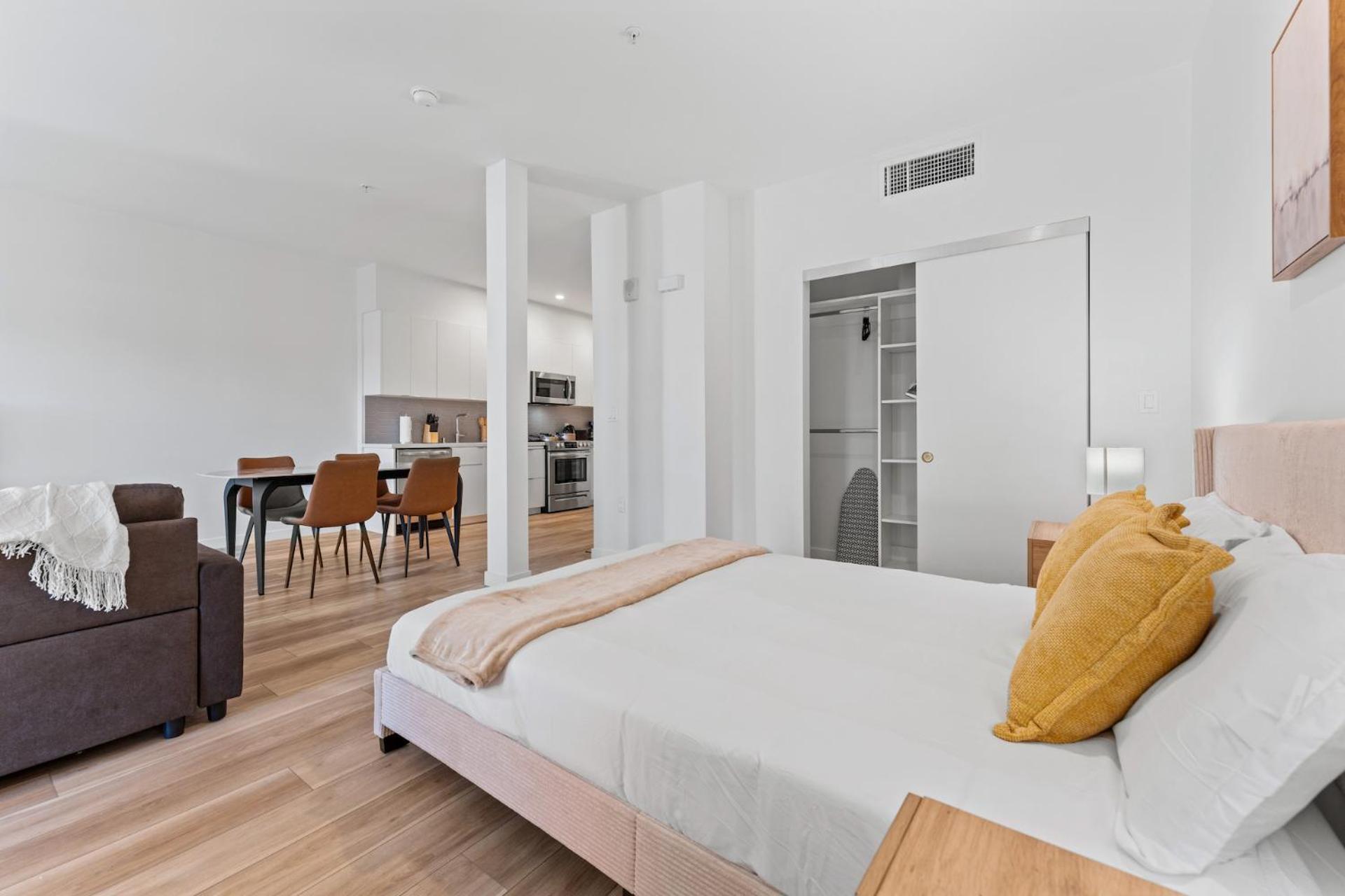 Stylish La Prime Location In Wilshire Blvd Apartment