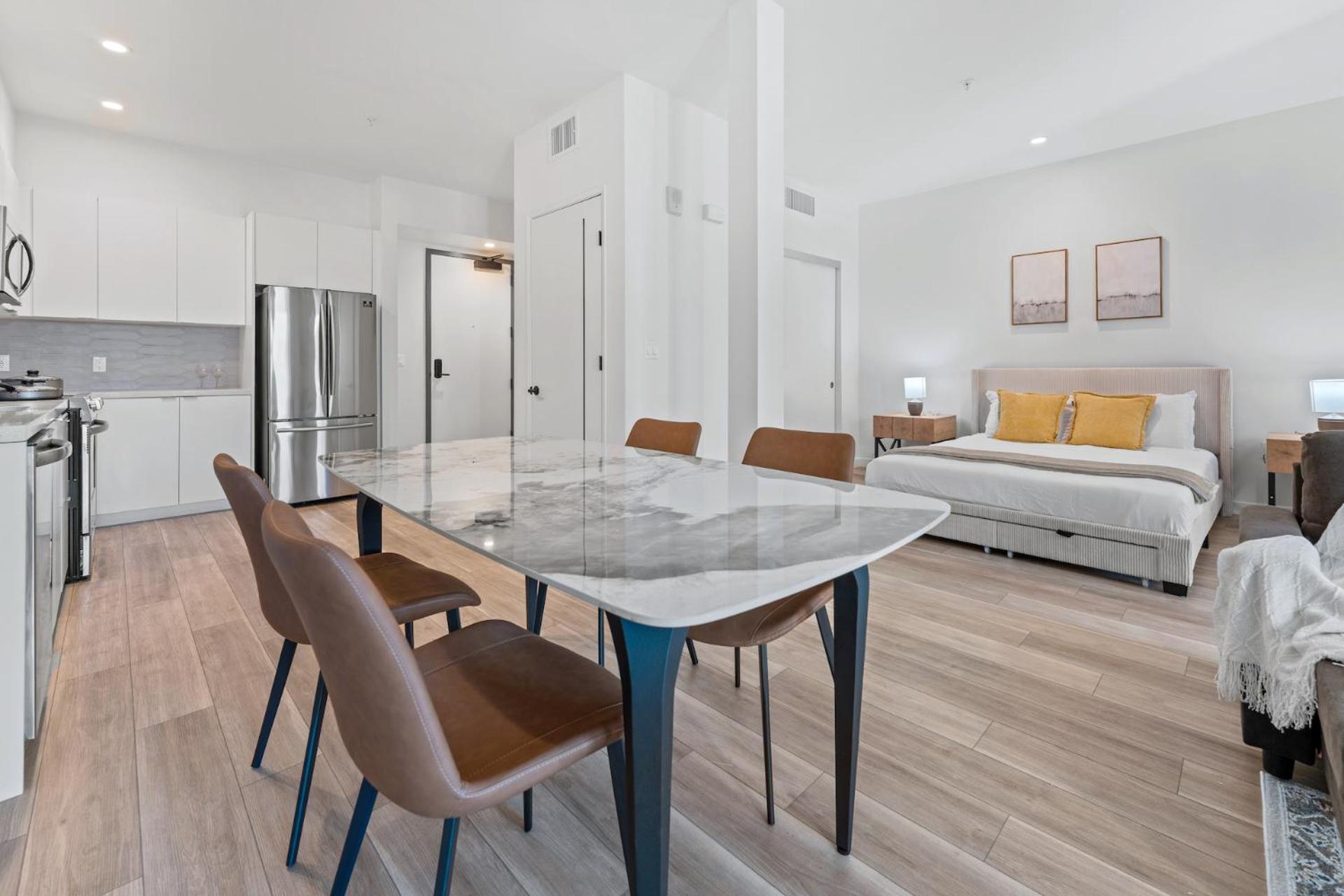 Stylish La Prime Location In Wilshire Blvd