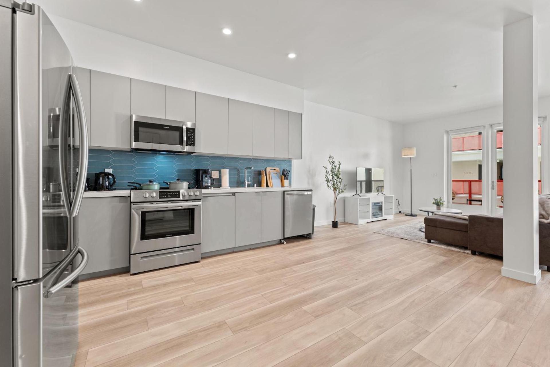 Stylish La Prime Location In Wilshire Blvd *