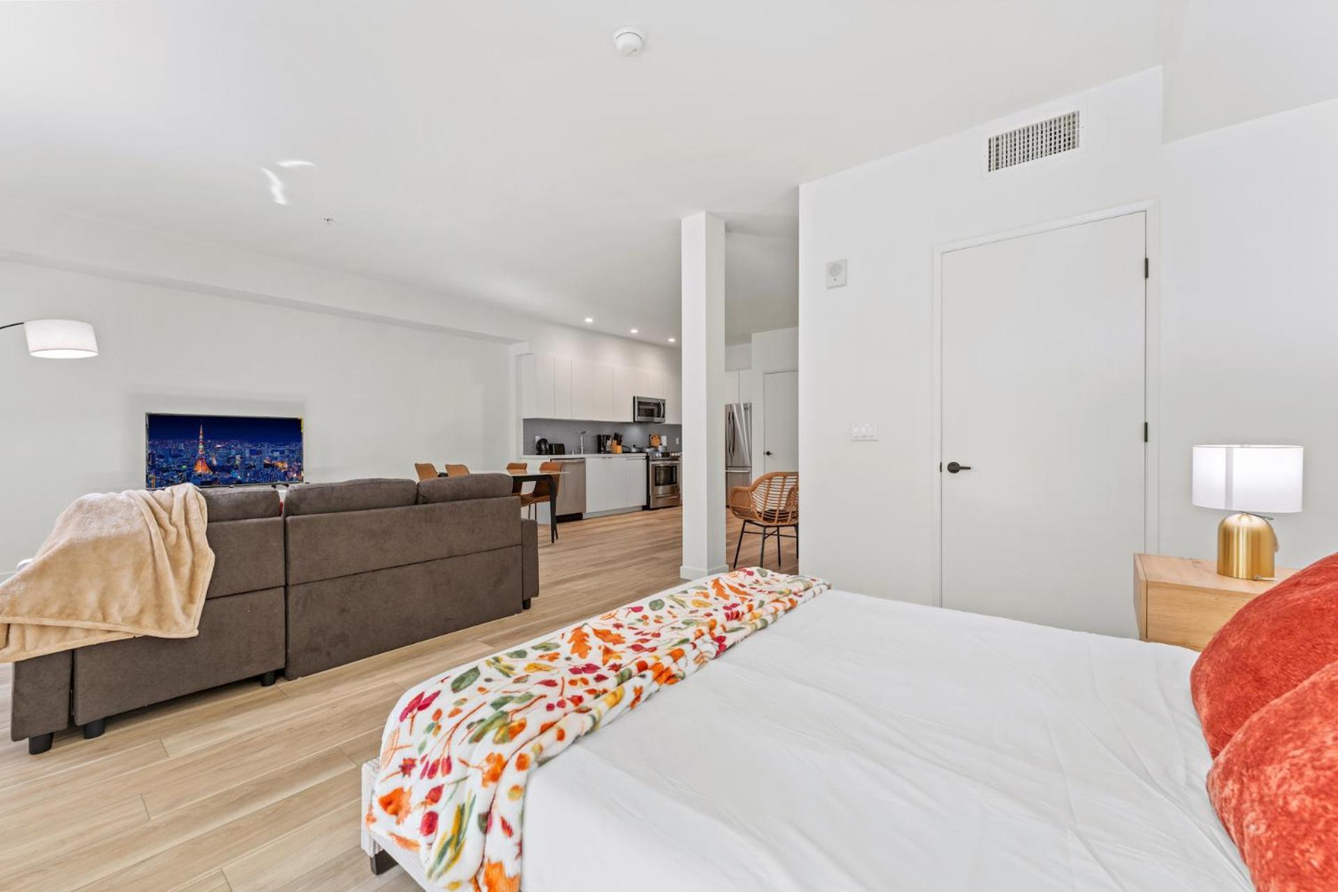 Stylish La Prime Location In Wilshire Blvd Apartment
