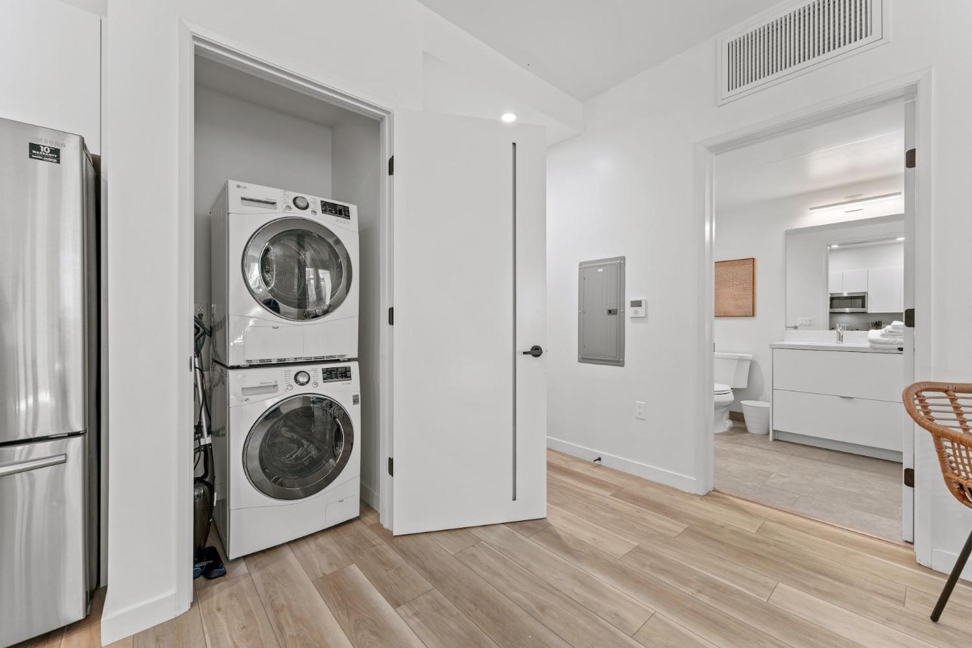 Stylish La Prime Location In Wilshire Blvd Apartment Los Angeles