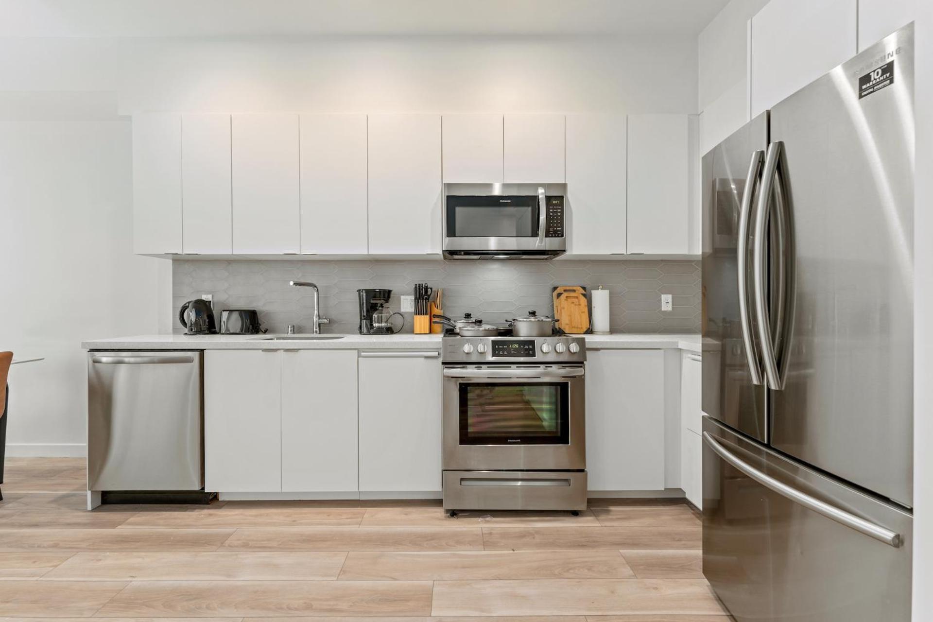 Stylish La Prime Location In Wilshire Blvd *