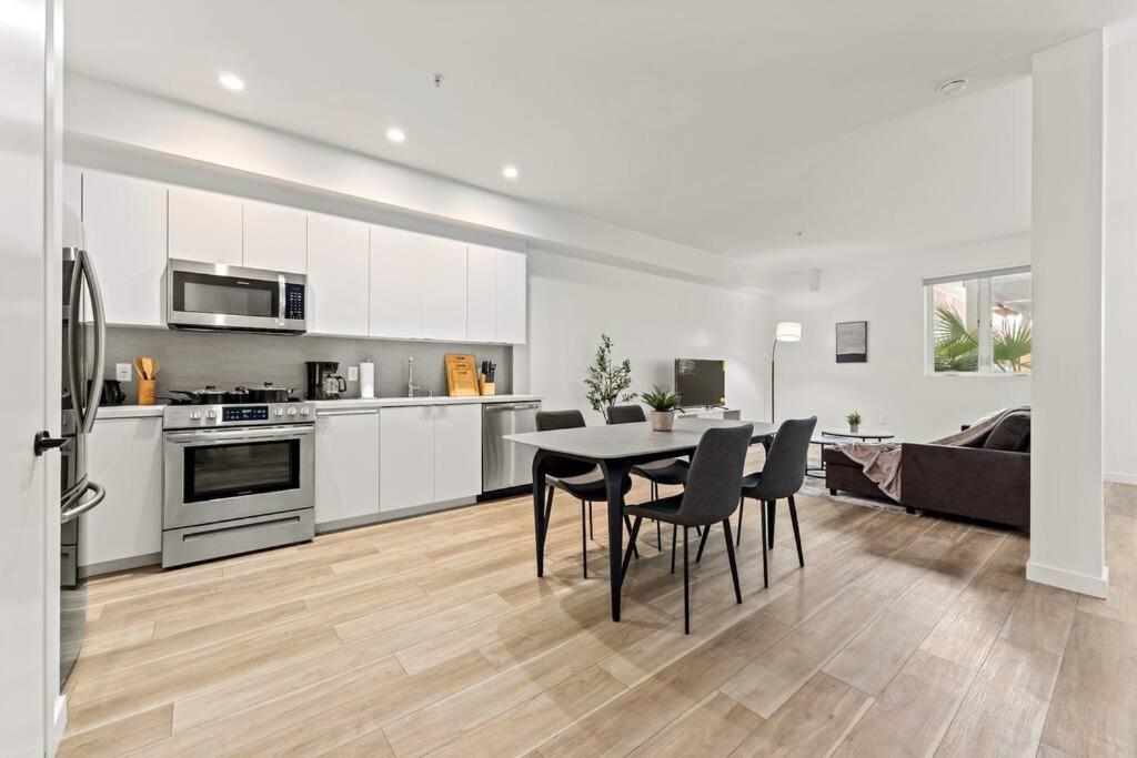 Stylish La Prime Location In Wilshire Blvd Apartment