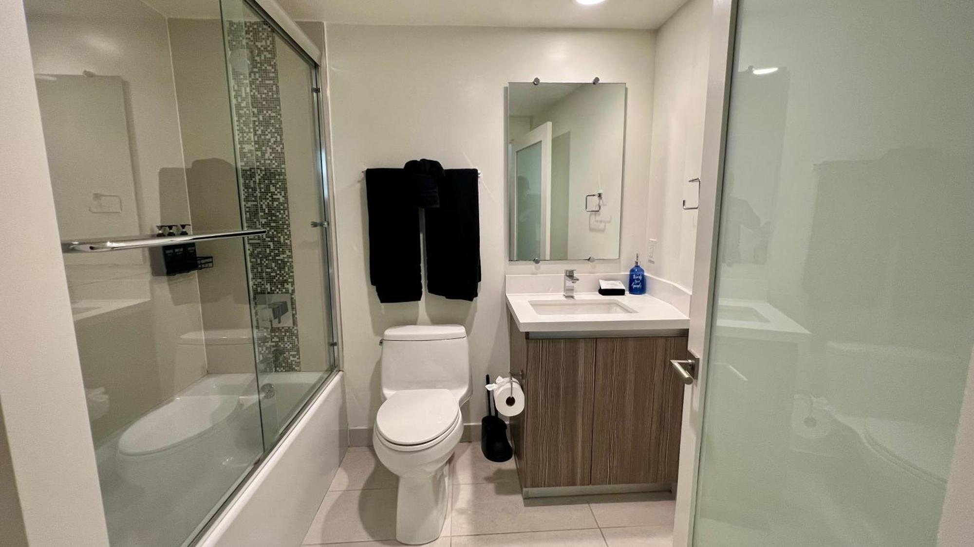 Apartment The Century Cozy 3 Bedroom With Free Parking! 303