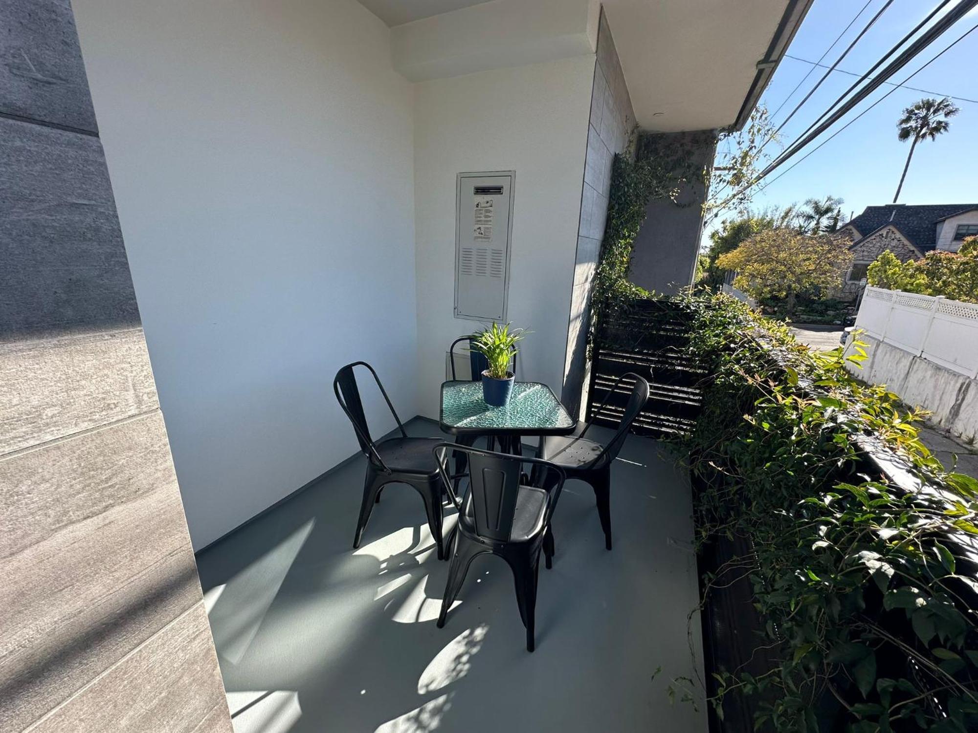 The Century Cozy 3 Bedroom With Free Parking! 303