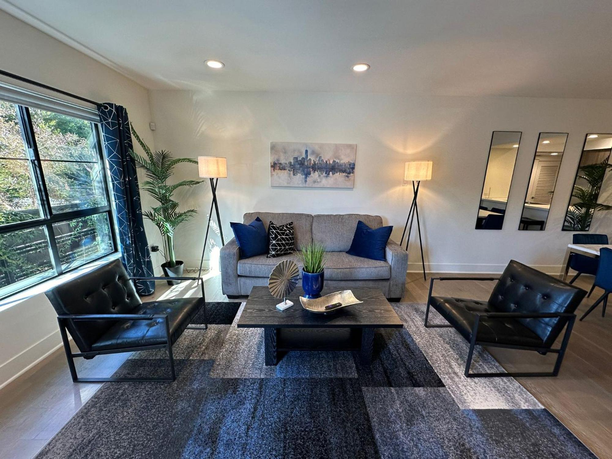 The Century Cozy 3 Bedroom With Free Parking! 303