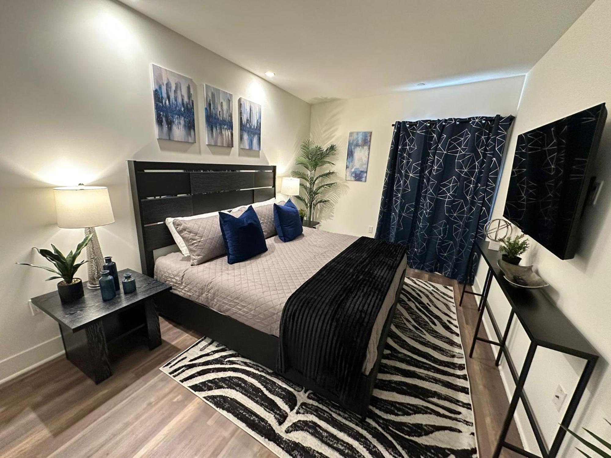The Century Cozy 3 Bedroom With Free Parking! 303 Apartment