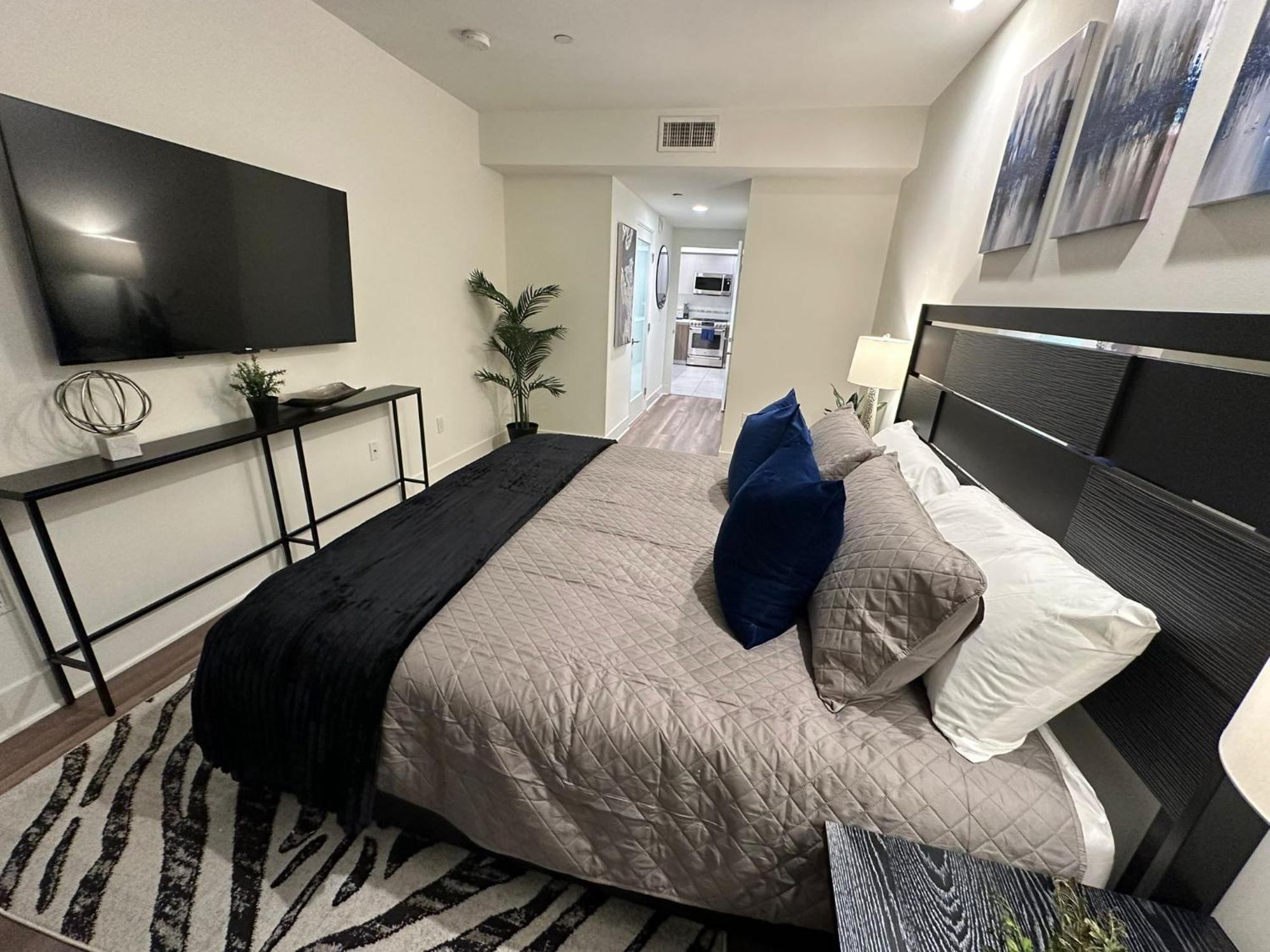 Apartment The Century Cozy 3 Bedroom With Free Parking! 303 *