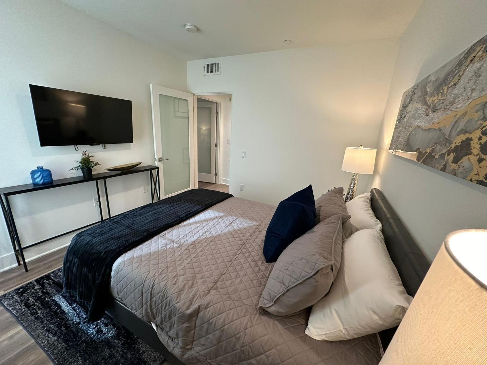 The Century Cozy 3 Bedroom With Free Parking! 303 Apartment