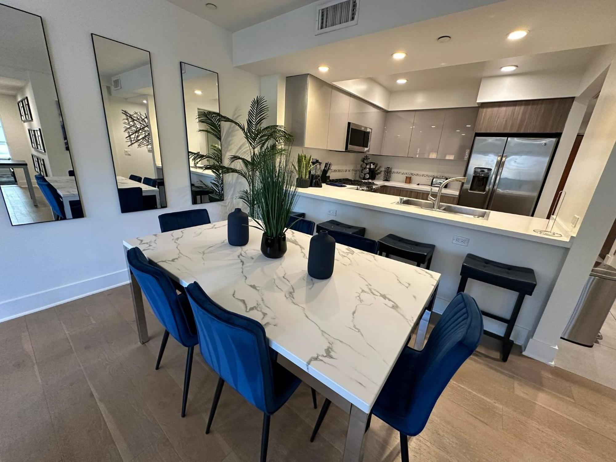 Apartment The Century Cozy 3 Bedroom With Free Parking! 303