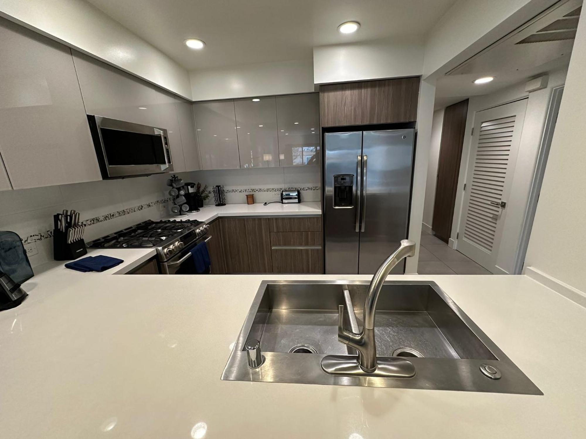 The Century Cozy 3 Bedroom With Free Parking! 303