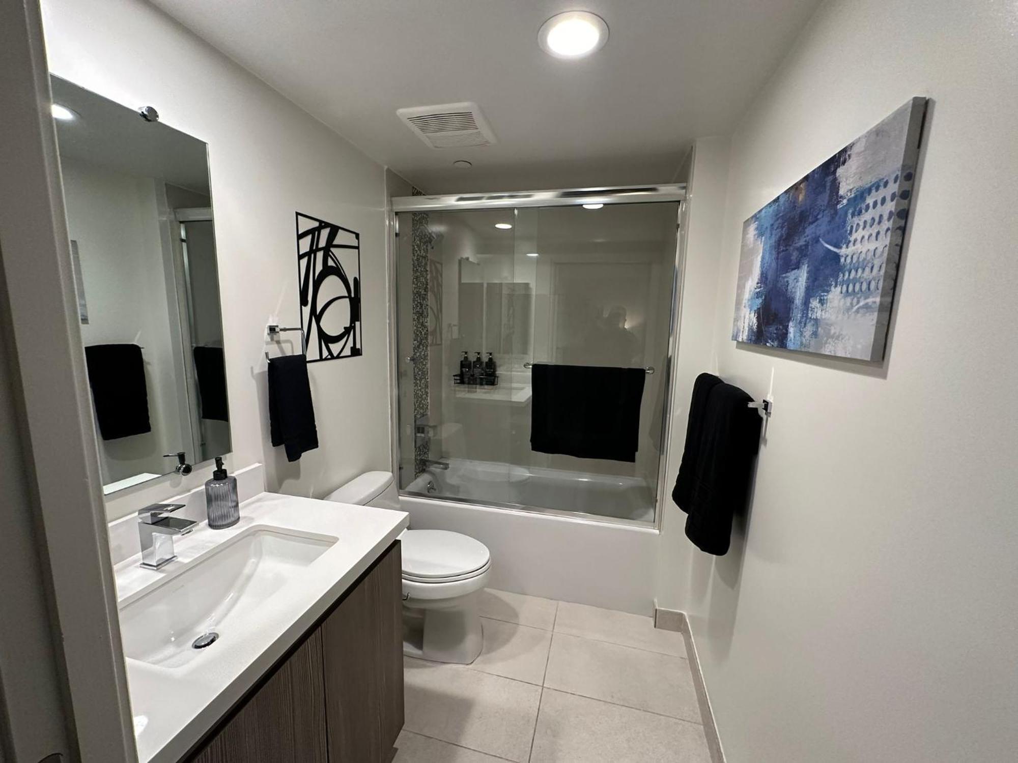 Apartment The Century Cozy 3 Bedroom With Free Parking! 303
