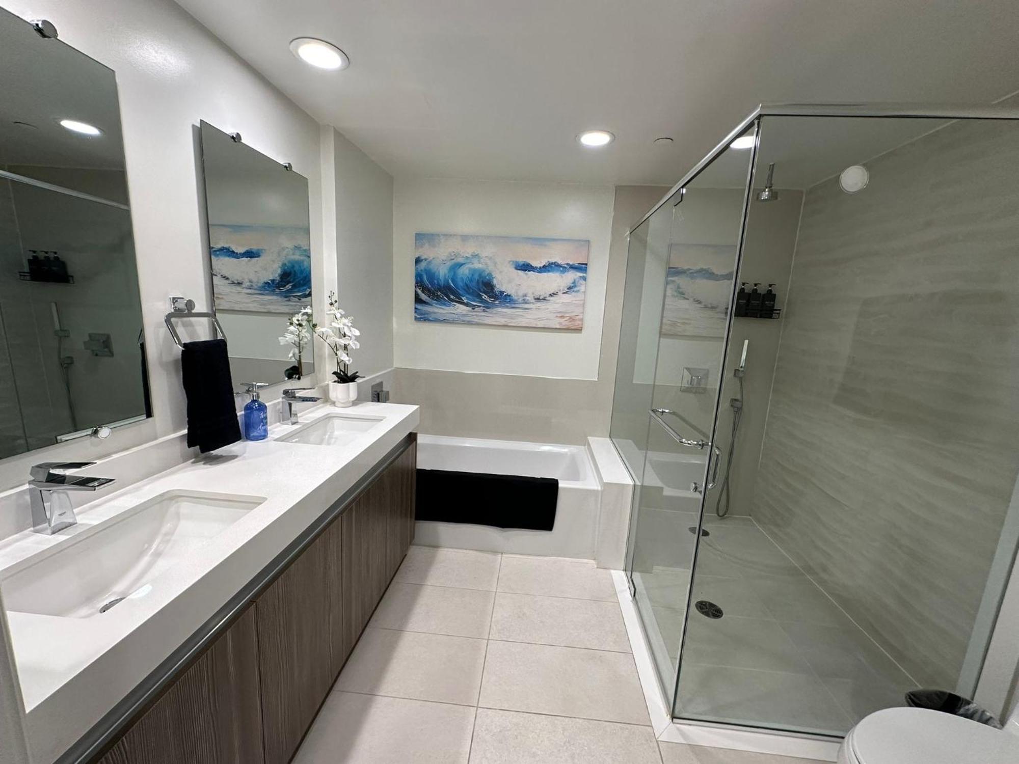 Apartment The Century Cozy 3 Bedroom With Free Parking! 303 *