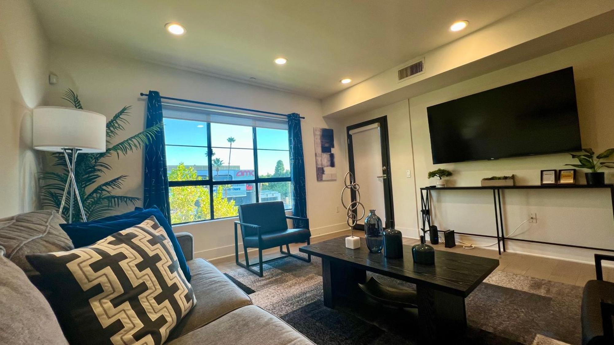The Century Cozy 3 Bedroom With Free Parking! 303 *