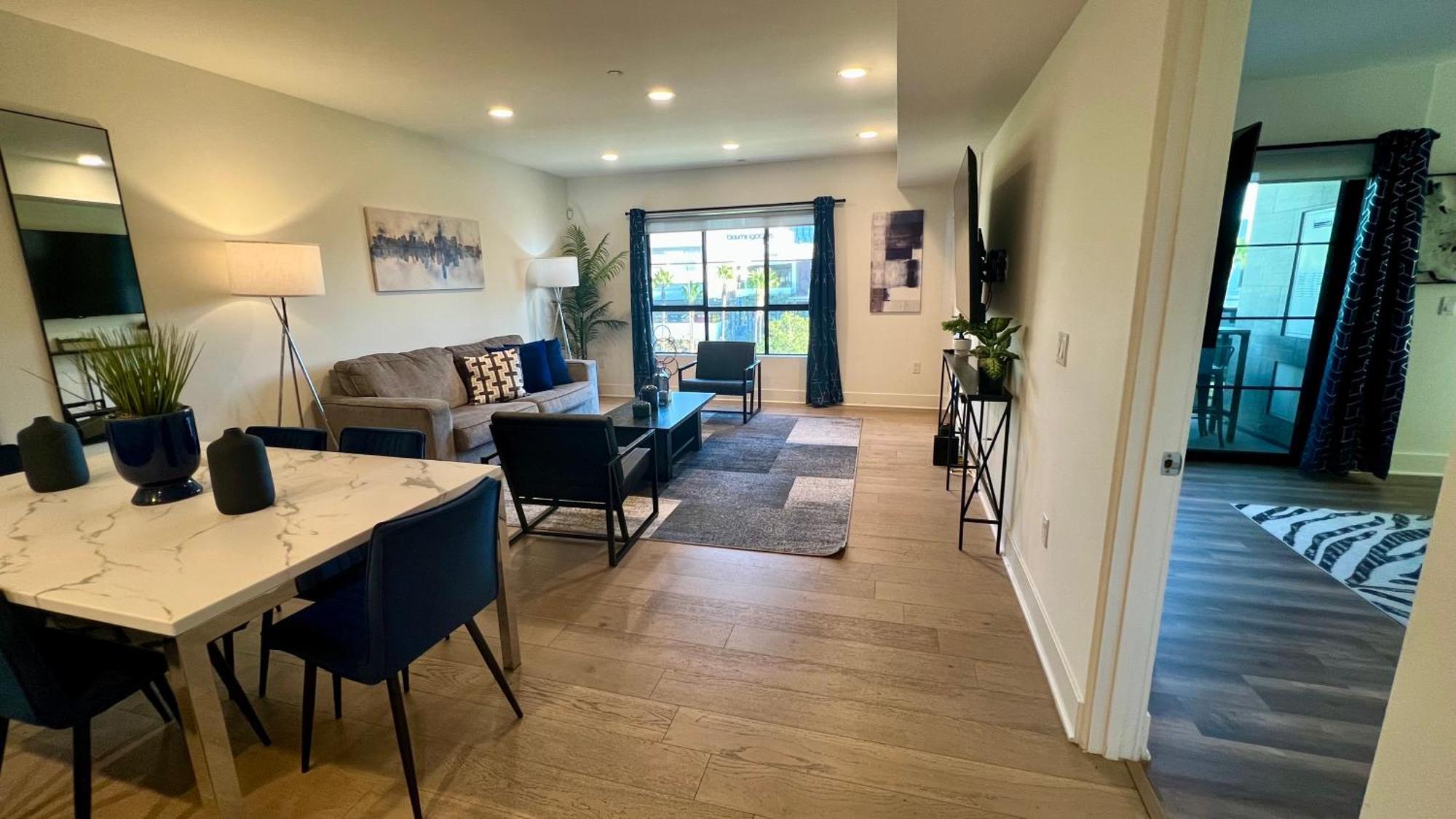 The Century Cozy 3 Bedroom With Free Parking! 303 *
