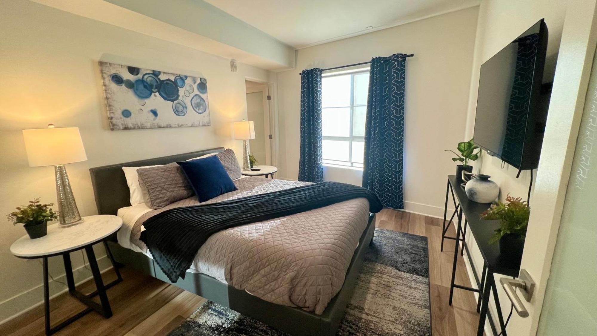 The Century Cozy 3 Bedroom With Free Parking! 303