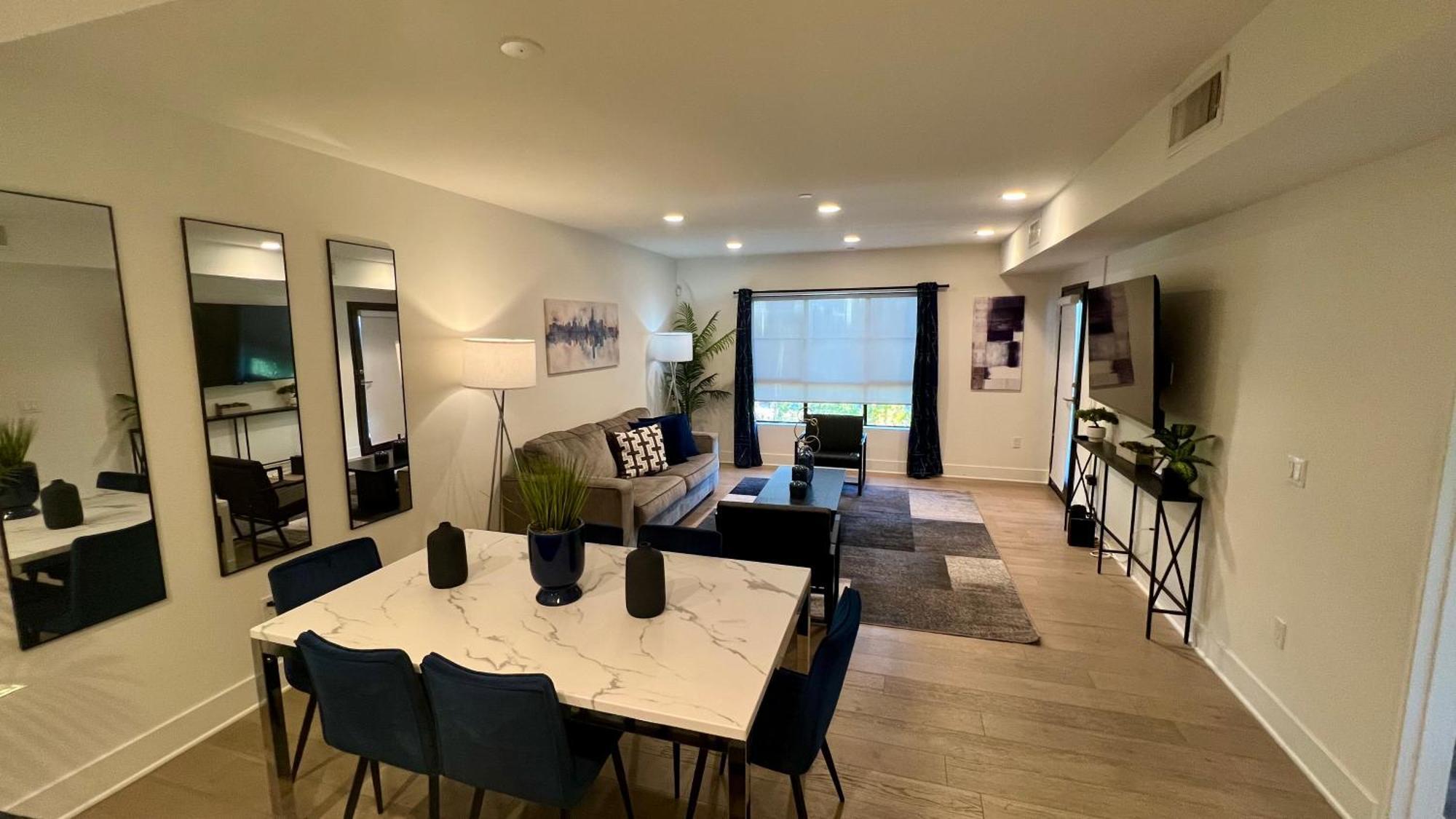 The Century Cozy 3 Bedroom With Free Parking! 303 Apartment