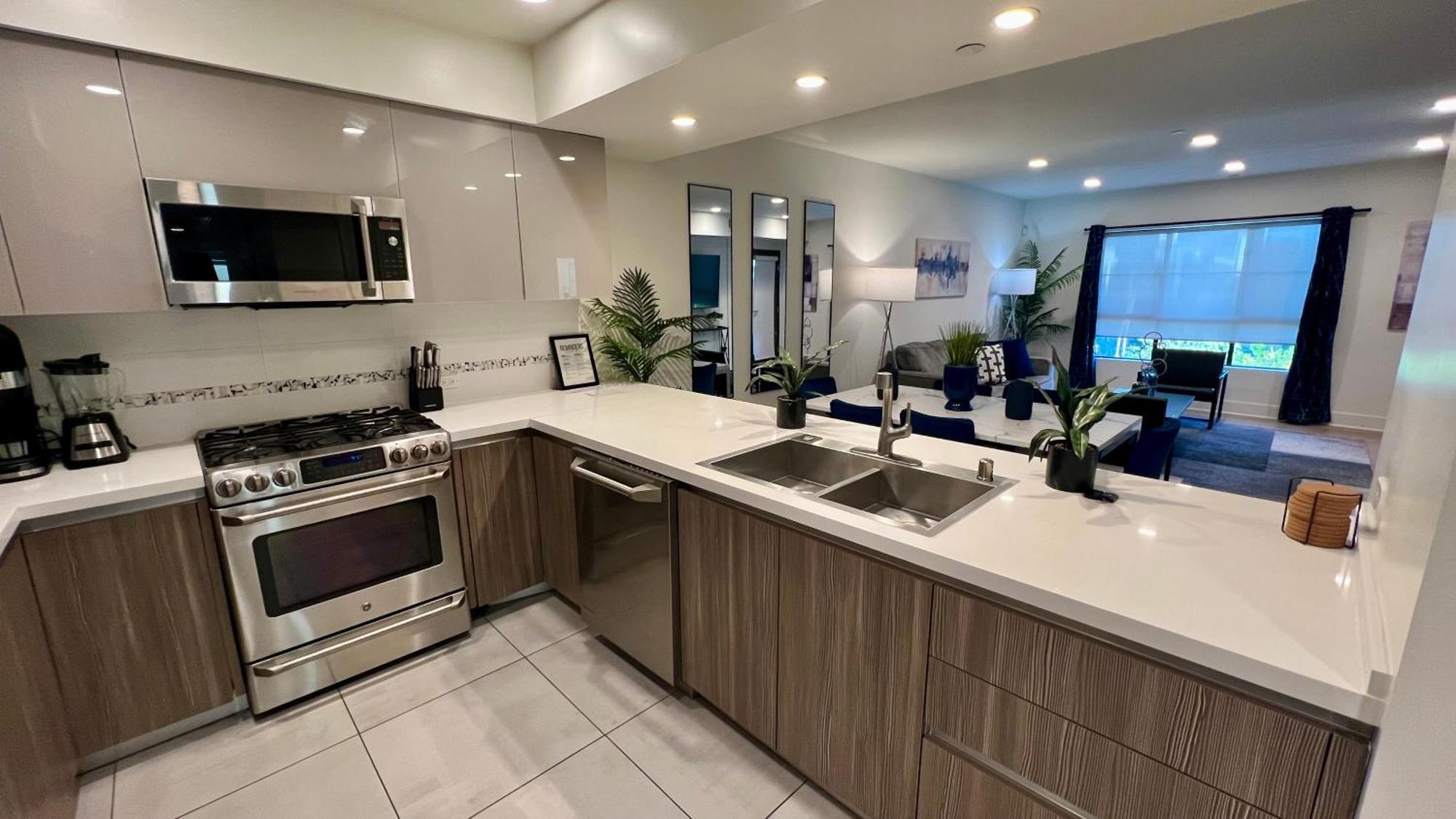Apartment The Century Cozy 3 Bedroom With Free Parking! 303