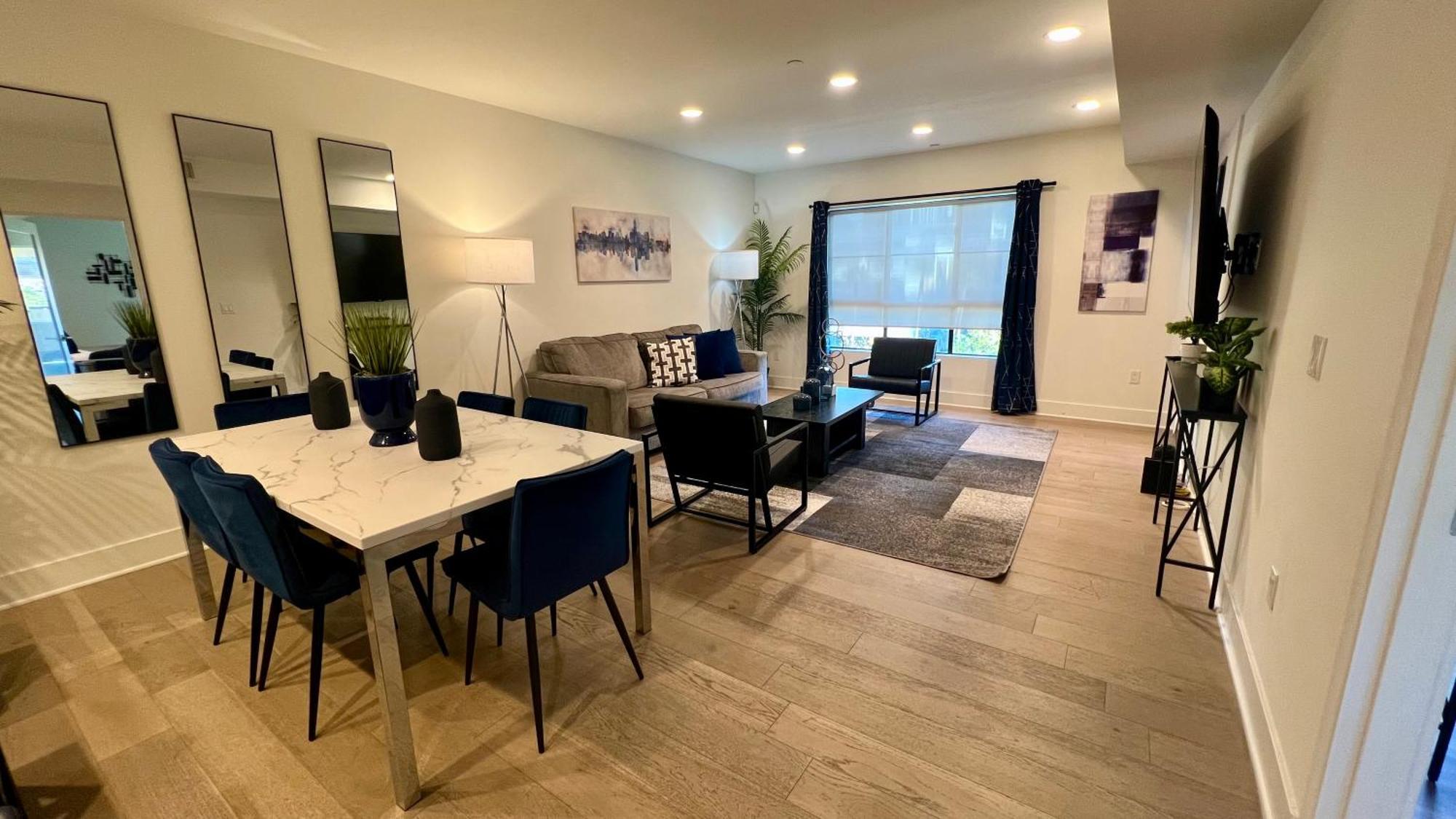The Century Cozy 3 Bedroom With Free Parking! 303 Apartment *