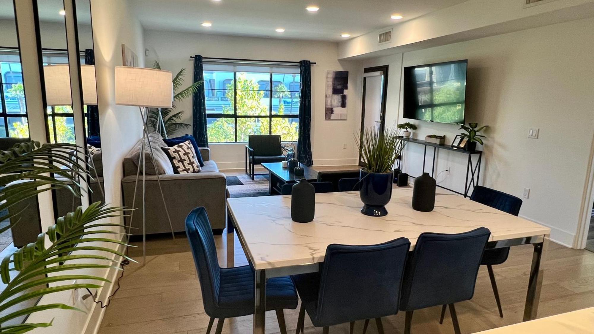 Apartment The Century Cozy 3 Bedroom With Free Parking! 303 *