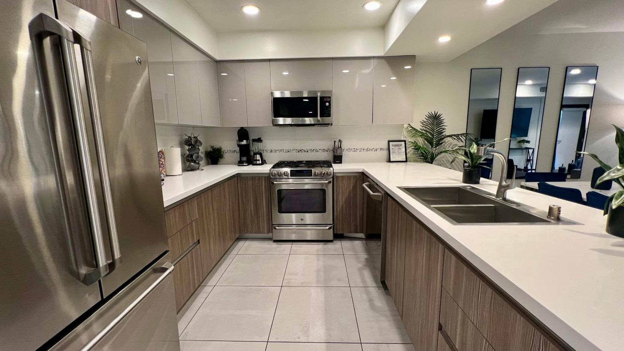 The Century Cozy 3 Bedroom With Free Parking! 303 Apartment