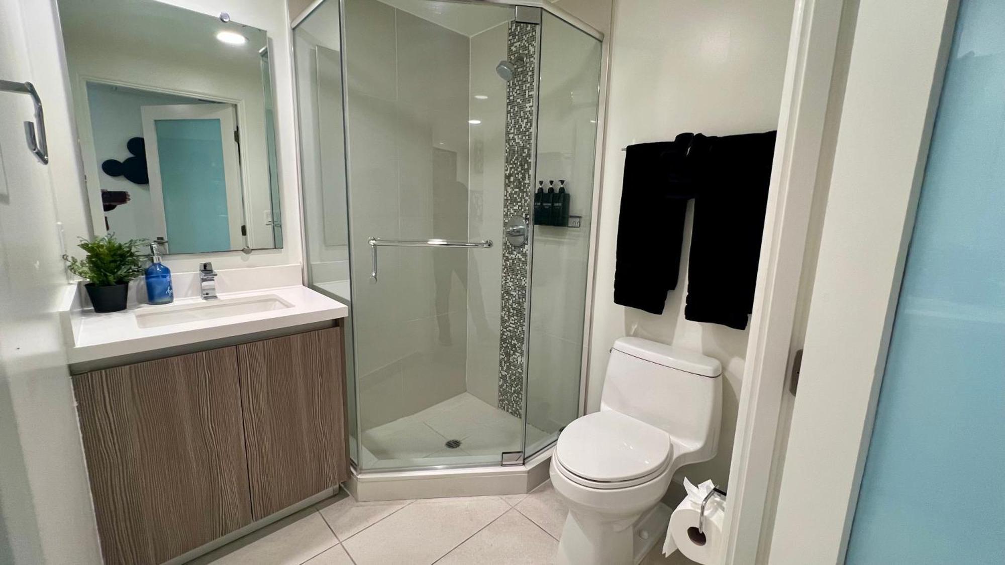 Apartment The Century Cozy 3 Bedroom With Free Parking! 303