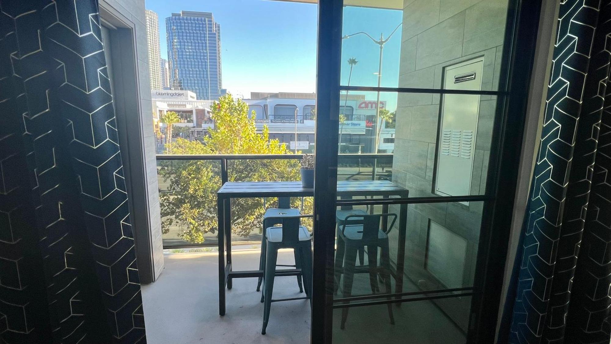 Apartment The Century Cozy 3 Bedroom With Free Parking! 303 *
