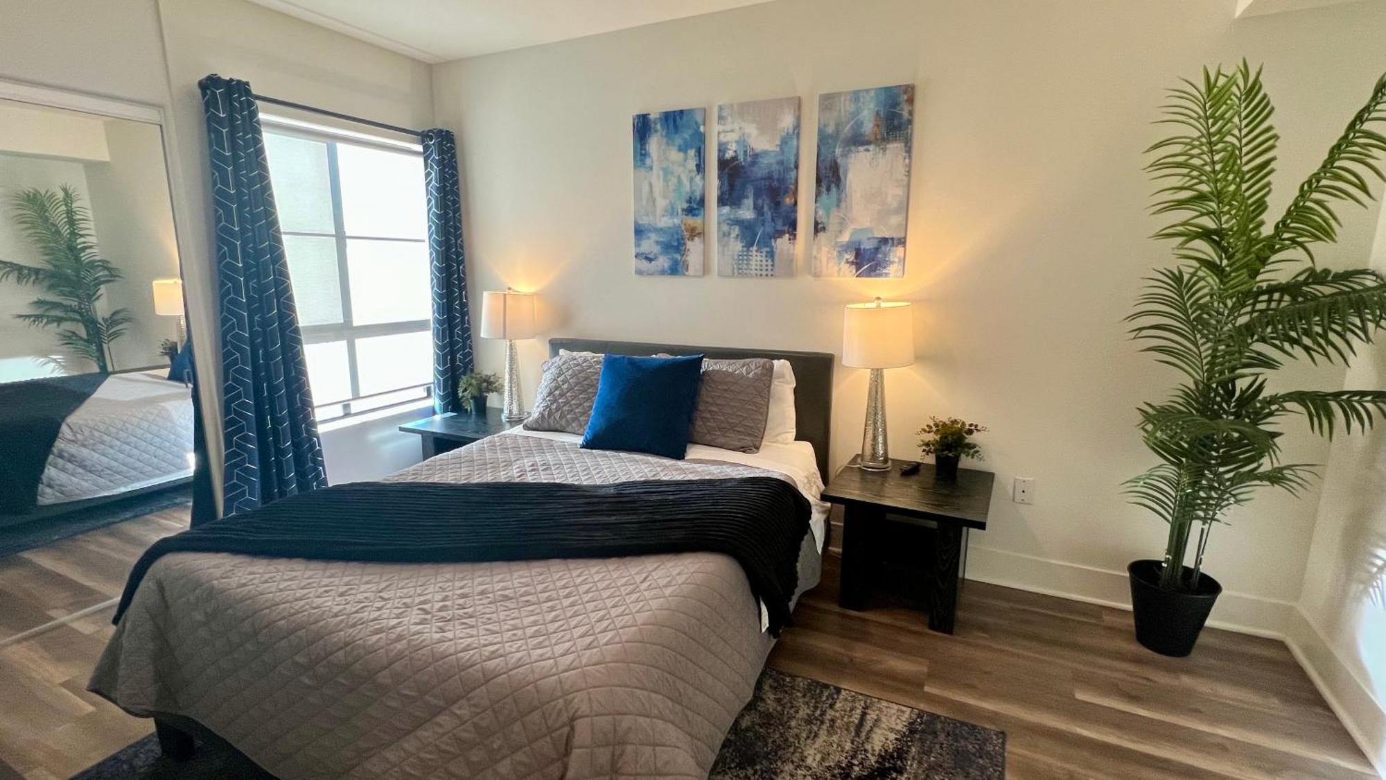 The Century Cozy 3 Bedroom With Free Parking! 303