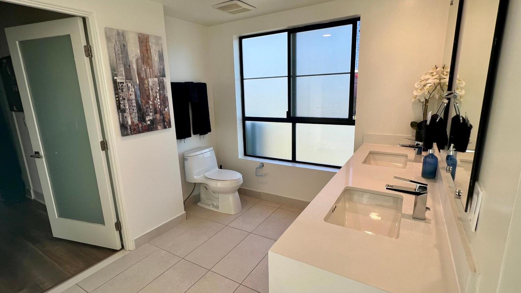 The Century Cozy 3 Bedroom With Free Parking! 303 Apartment