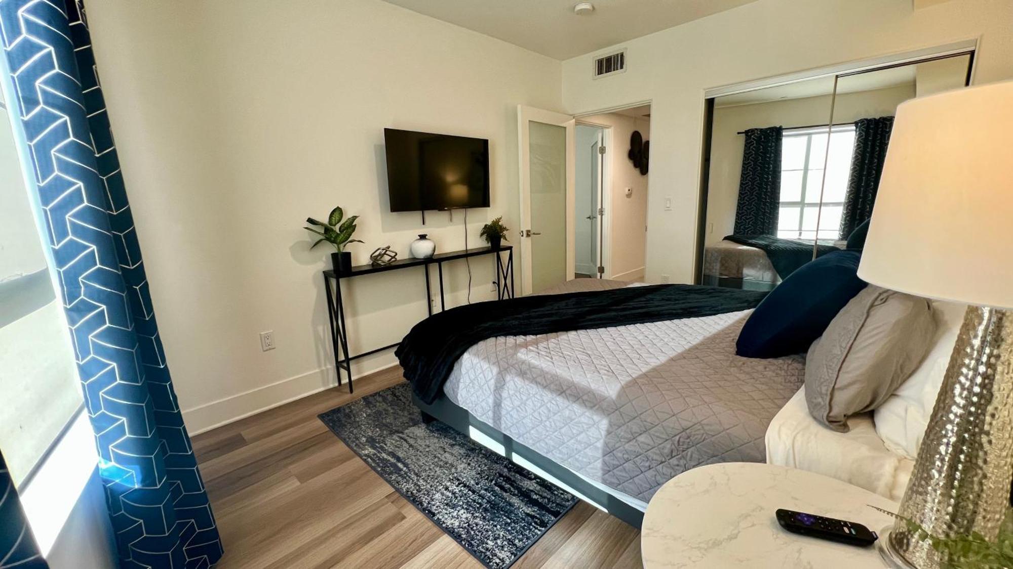 Apartment The Century Cozy 3 Bedroom With Free Parking! 303