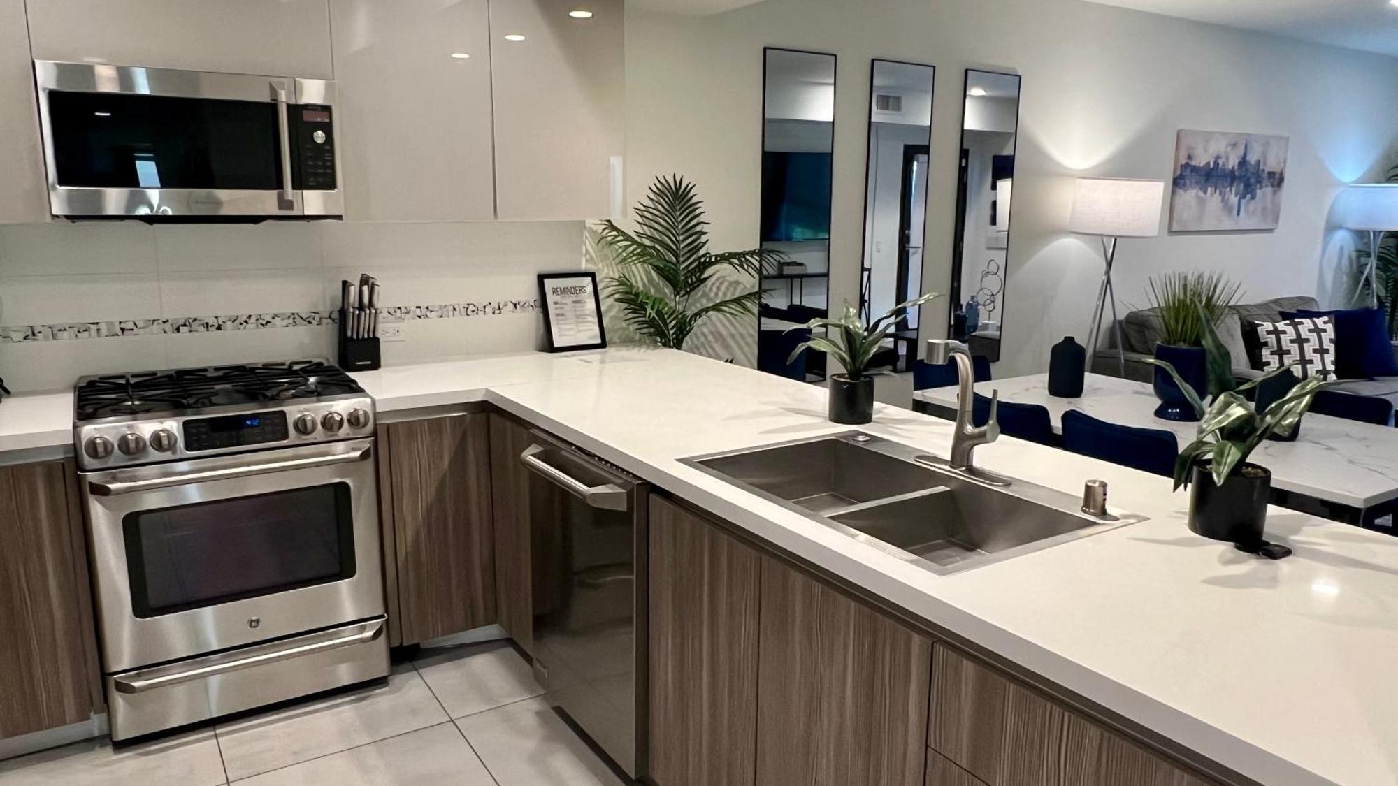 The Century Cozy 3 Bedroom With Free Parking! 303