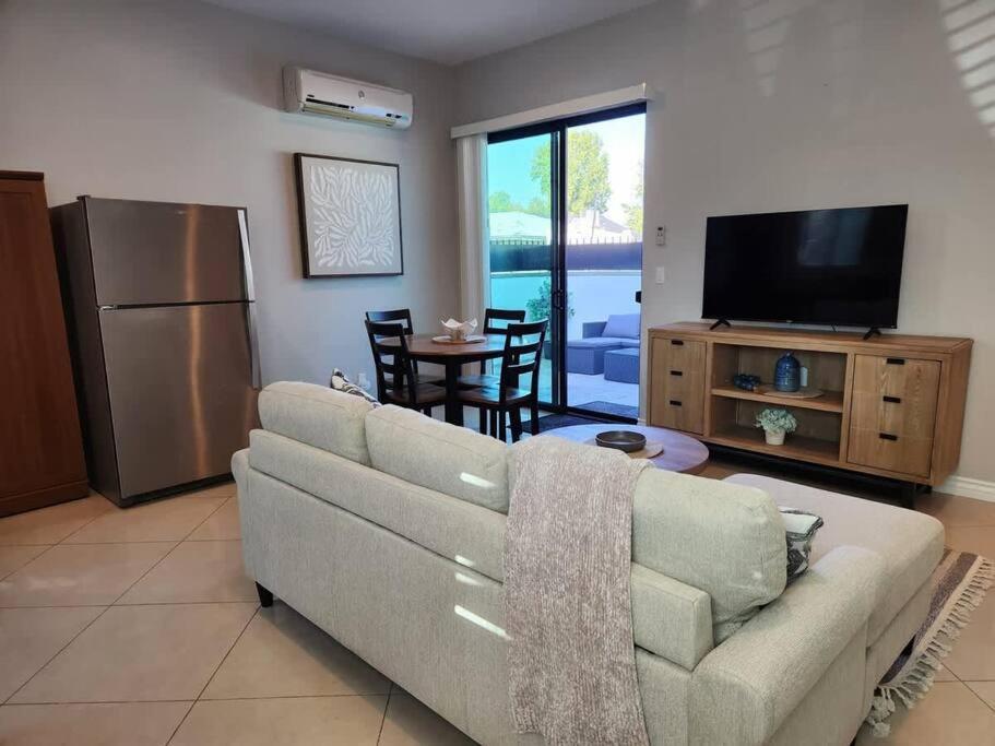 Spacious 1 Bed Adu In Encino, Away From Holiday home *