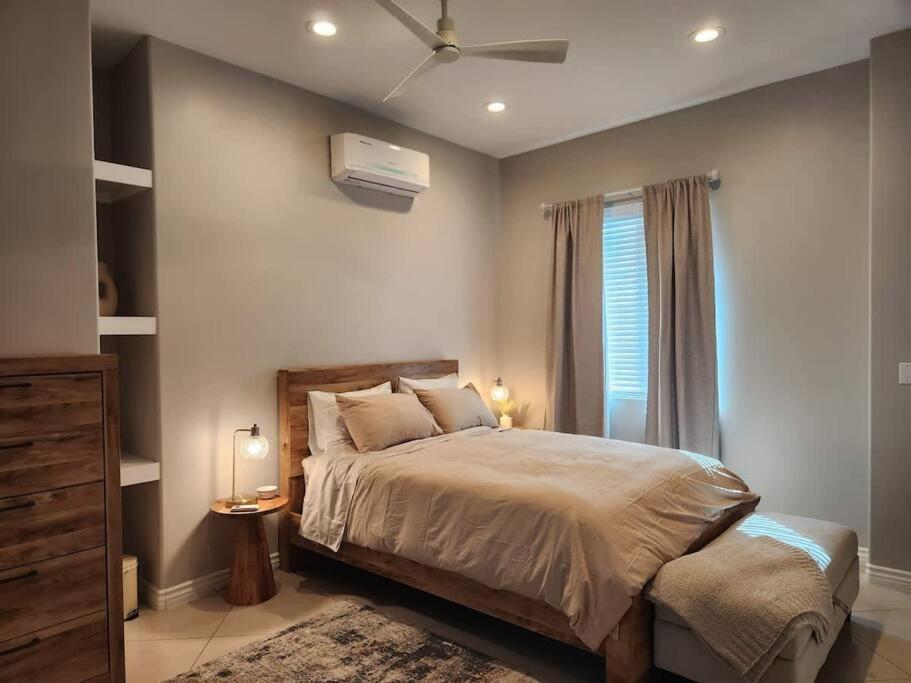 Spacious 1 Bed Adu In Encino, Away From