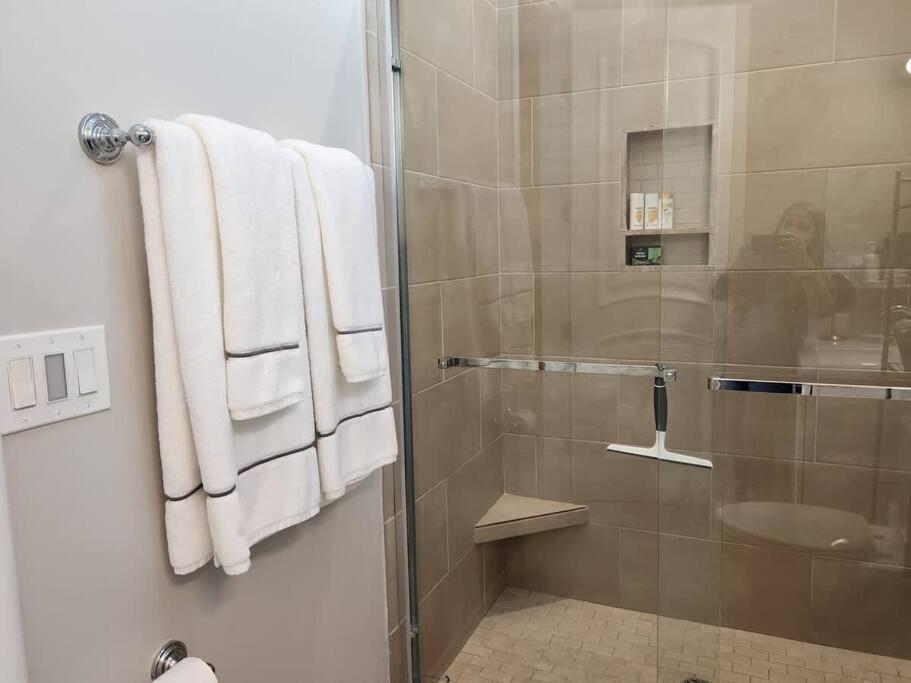 Spacious 1 Bed Adu In Encino, Away From Holiday home *