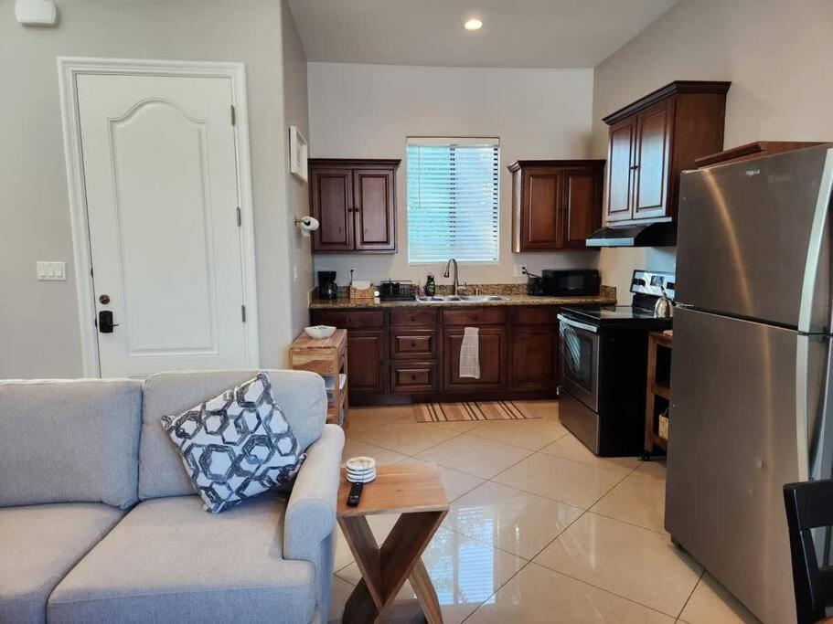 Spacious 1 Bed Adu In Encino, Away From Holiday home Los Angeles