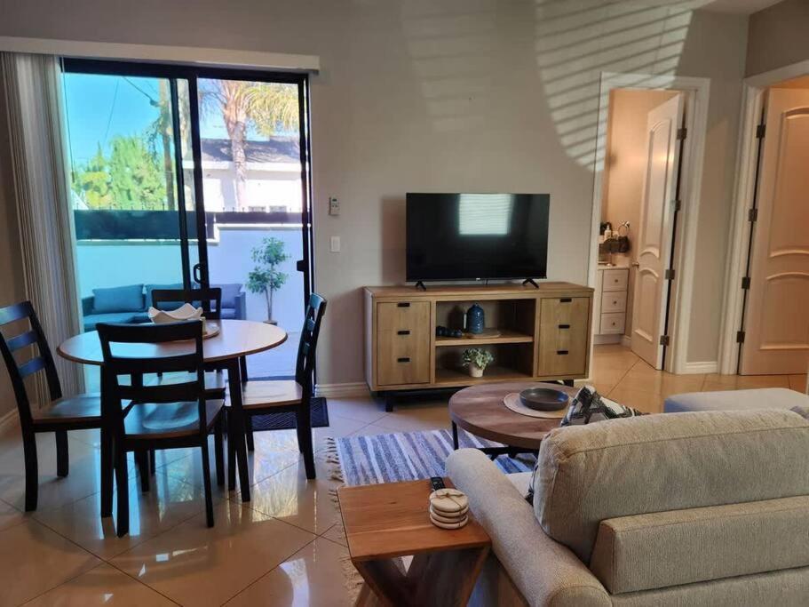 Spacious 1 Bed Adu In Encino, Away From *