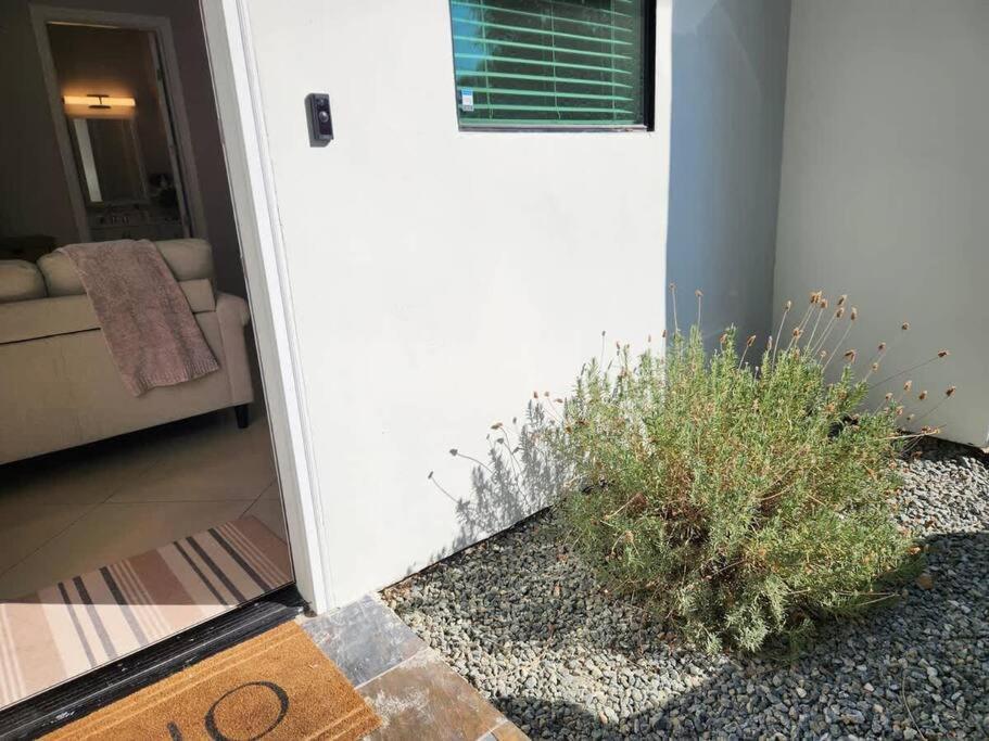 Spacious 1 Bed Adu In Encino, Away From Los Angeles