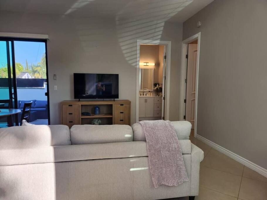 Spacious 1 Bed Adu In Encino, Away From