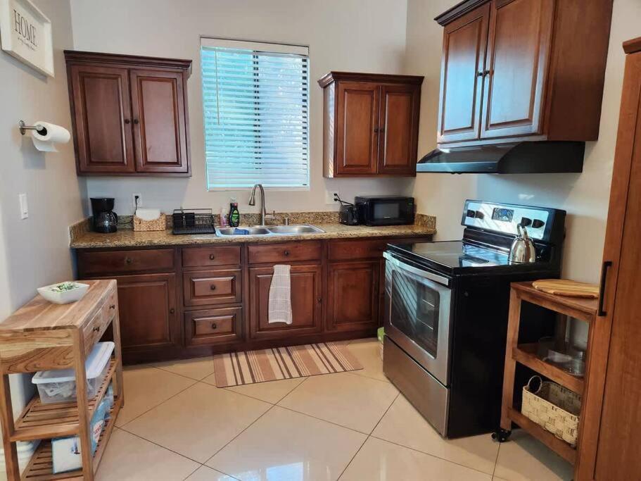 Spacious 1 Bed Adu In Encino, Away From Holiday home Los Angeles