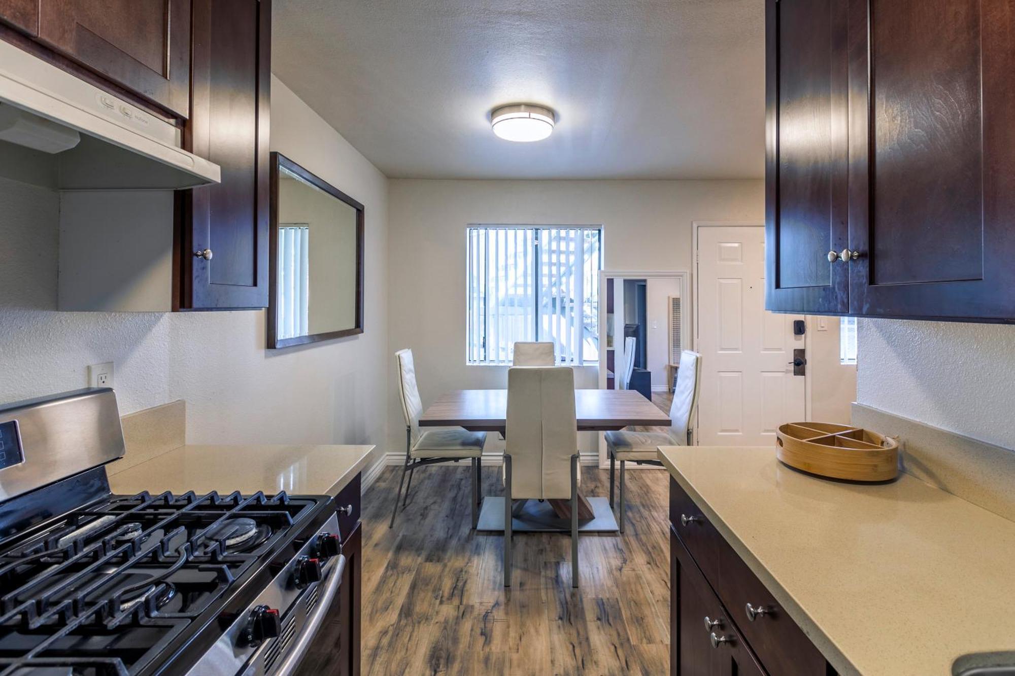 Cozy 2bdr - Entertainment, Sports, Restaurants And More! Apartment