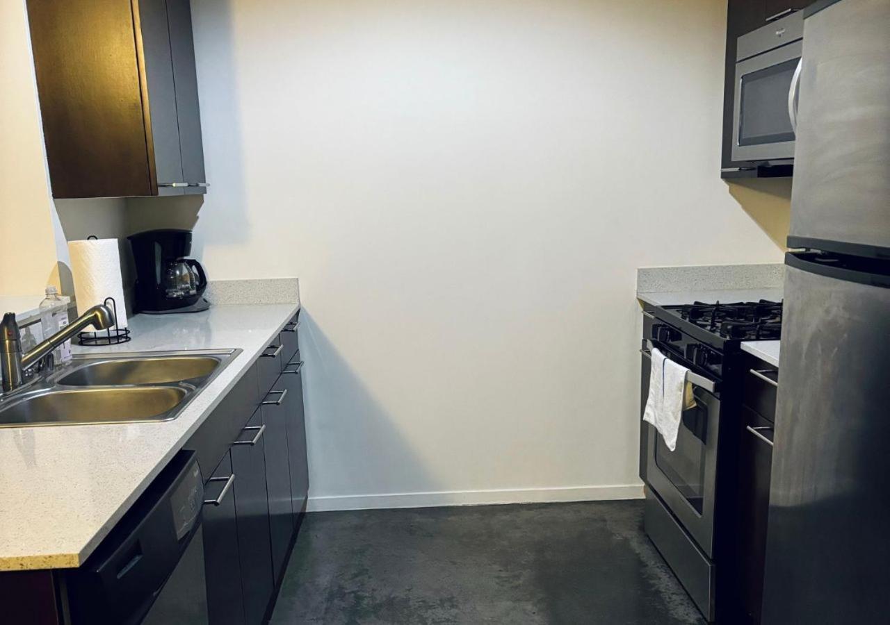 Apartment 1 Bedroom Spacious In Hollywood