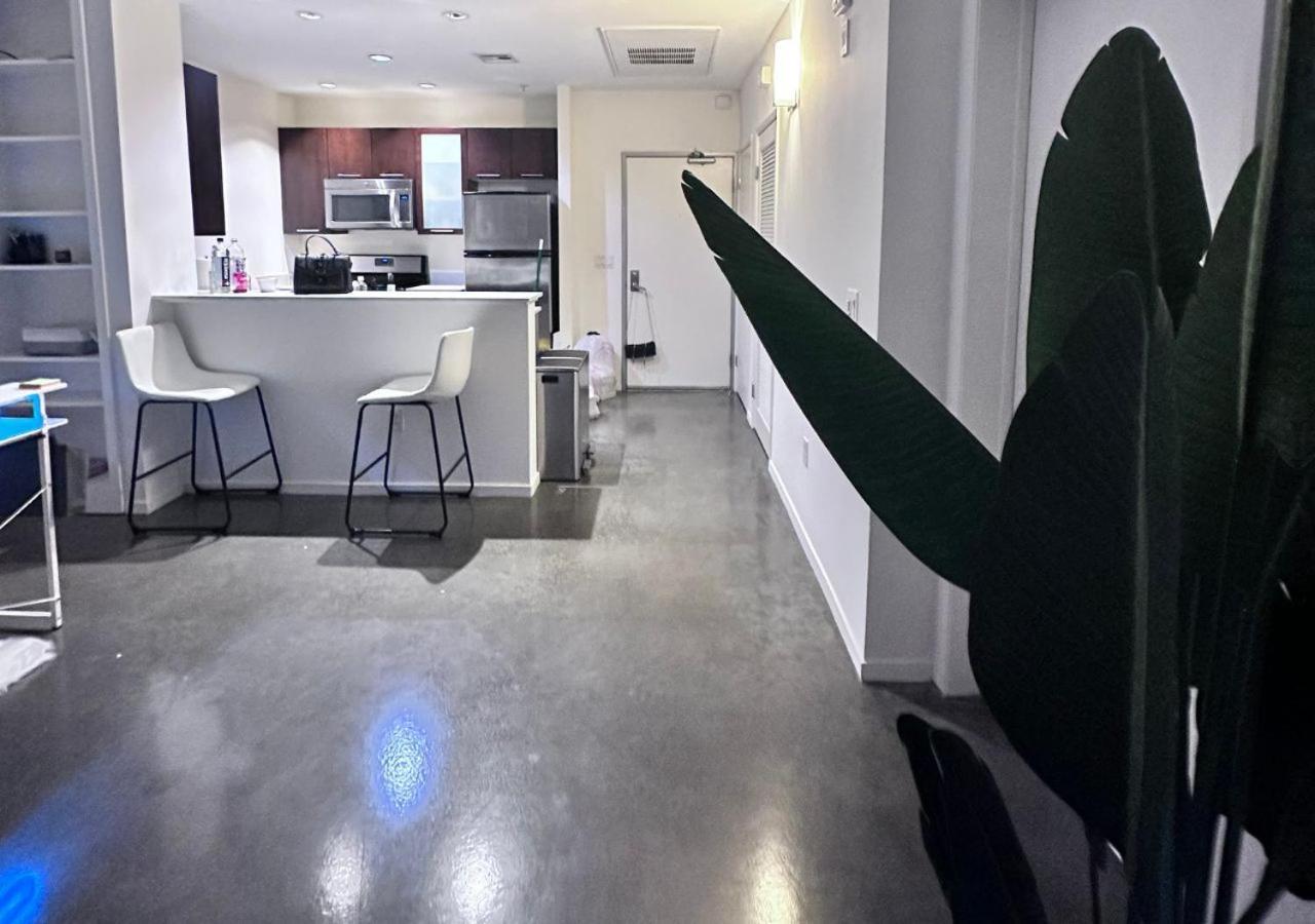1 Bedroom Spacious In Hollywood Apartment