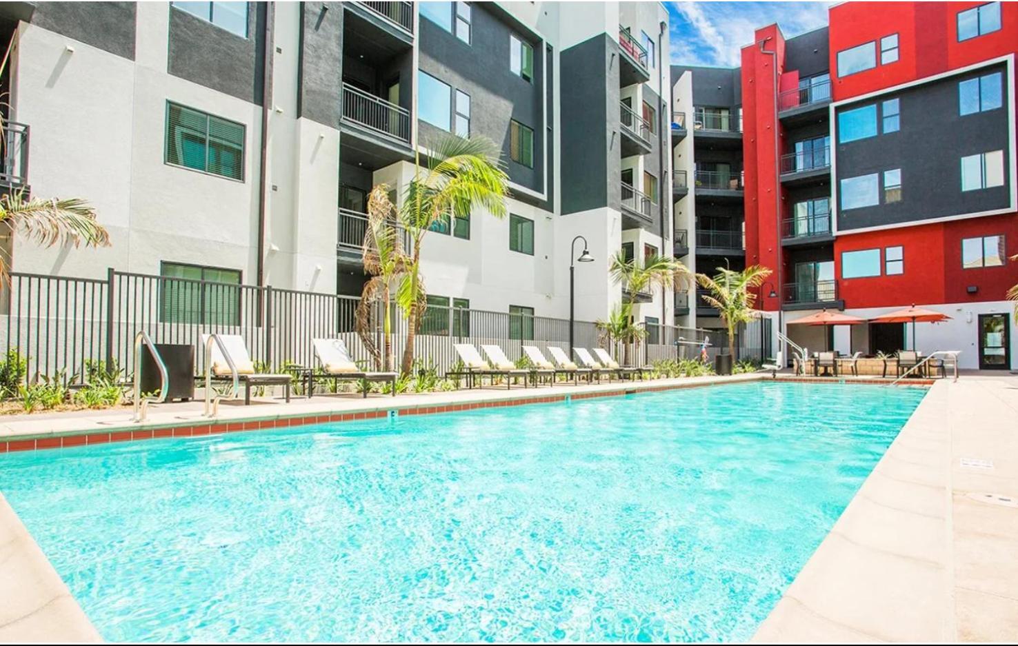 A-class Lavish 2 Bed In Woodland Hills Ca