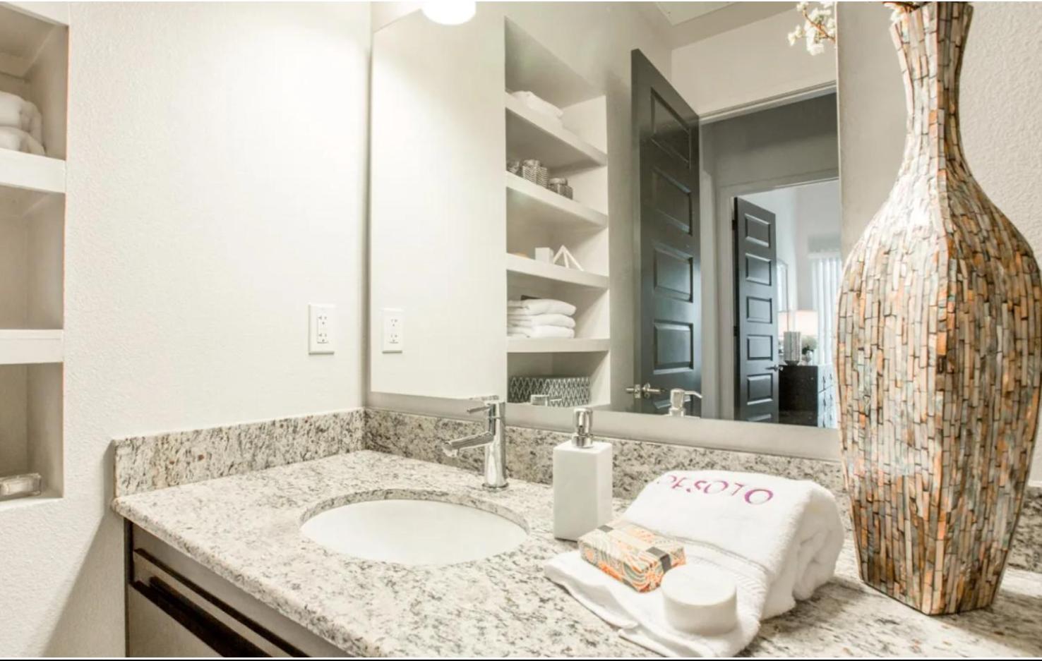 A-class Lavish 2 Bed In Woodland Hills Ca Apartment *
