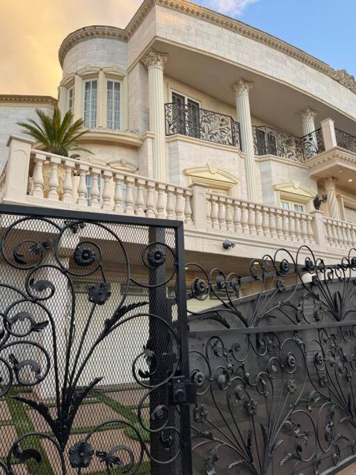 Guest In A Beverly Hills Masterpiece